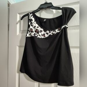 SHEIN Black tank Size 2XL but fits like Medium